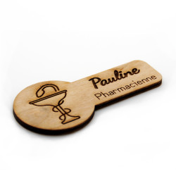 Badge personnalisable en bois gravé pour professionnels en pharmacie